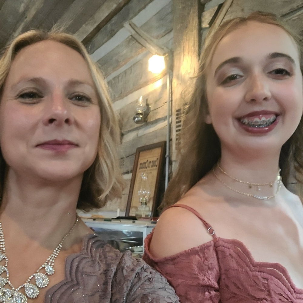 Meet your Posher, Dellia